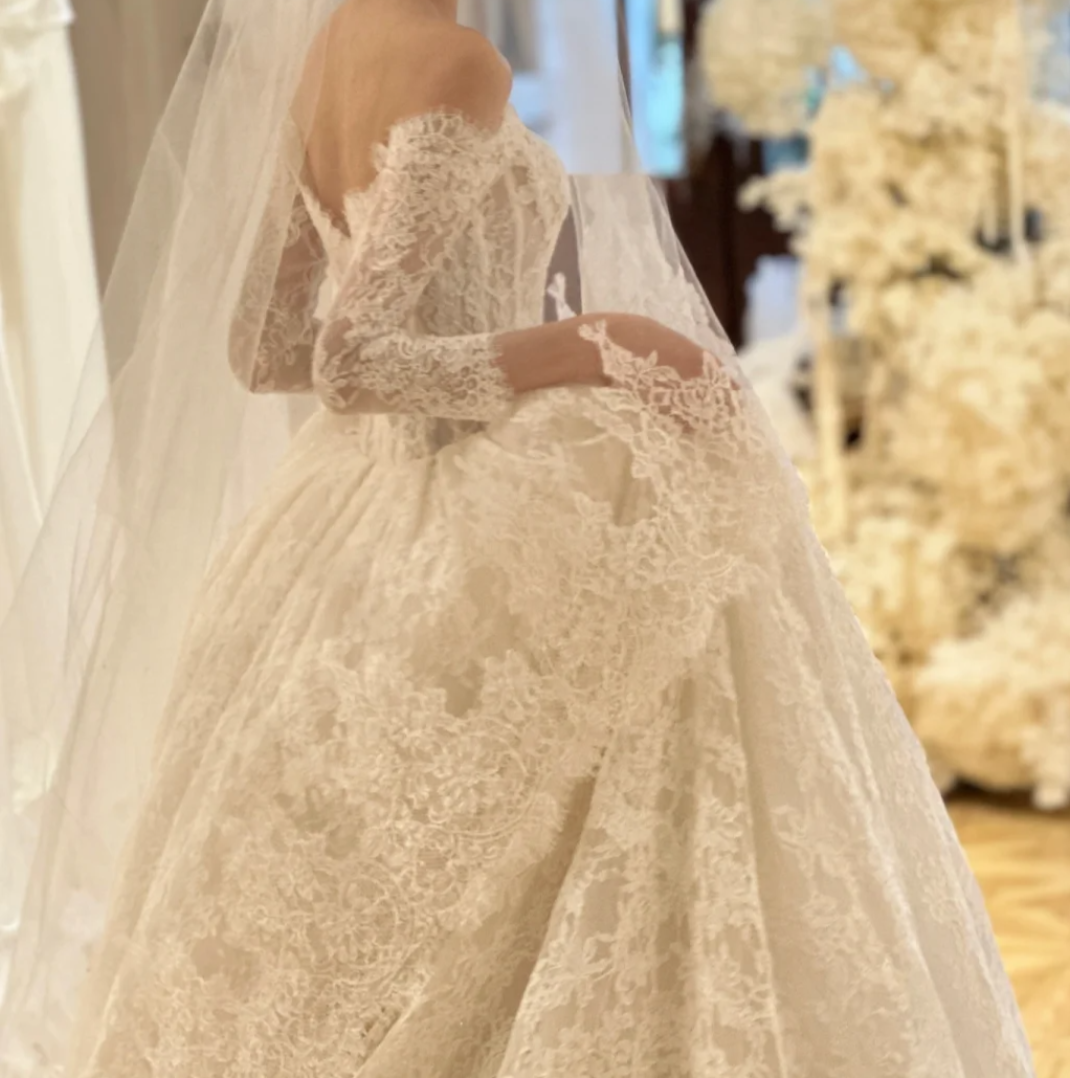 Elegant Off-Shoulder Wedding Dress Long Sleeve Lace A-Line Bridal Dress GG6801