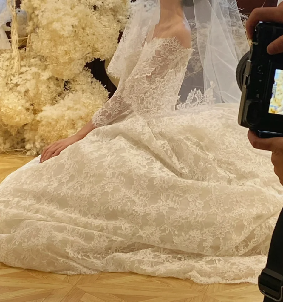 Elegant Off-Shoulder Wedding Dress Long Sleeve Lace A-Line Bridal Dress GG6801