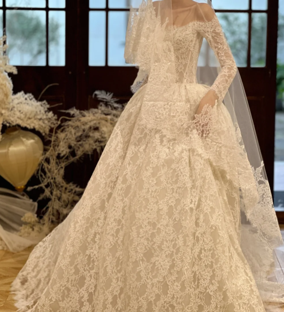 Elegant Off-Shoulder Wedding Dress Long Sleeve Lace A-Line Bridal Dress GG6801