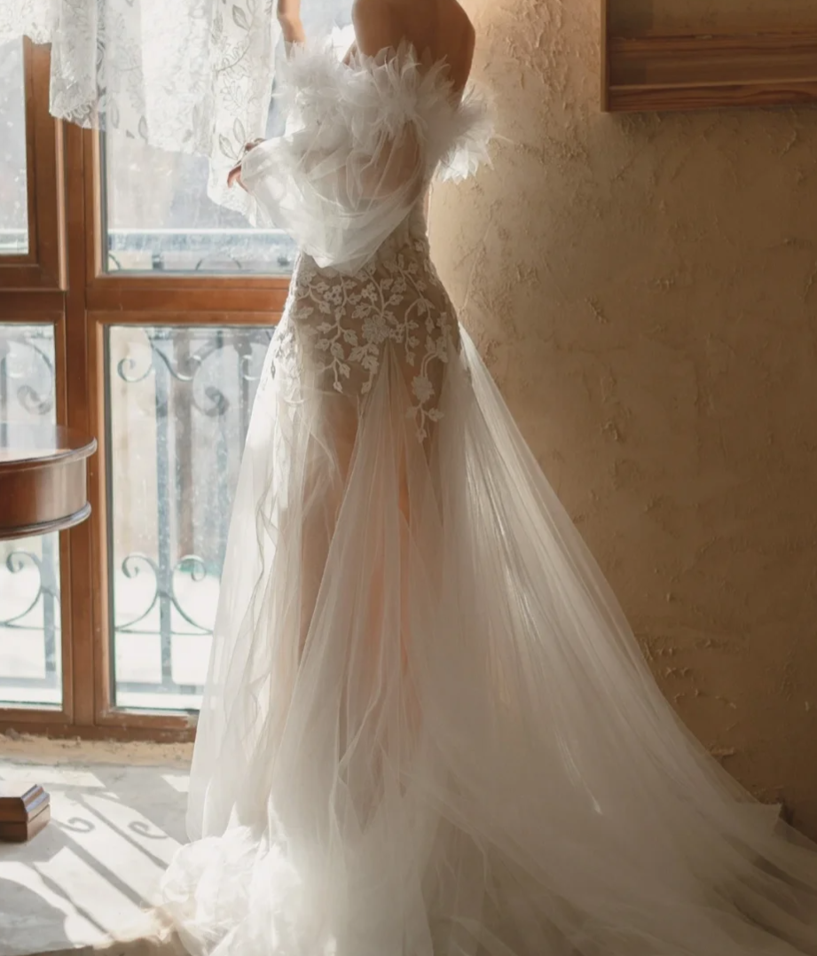 Charming Off-Shoulder Feather Wedding Dress Long Sleeve Lace A-Line Bridal Dress GG6808