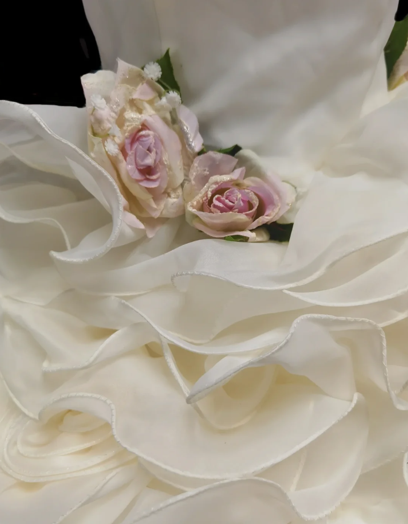 Sleek Strapless 3D Floral Wedding Dress Ruffled A-Line Bridal Dress GG6898