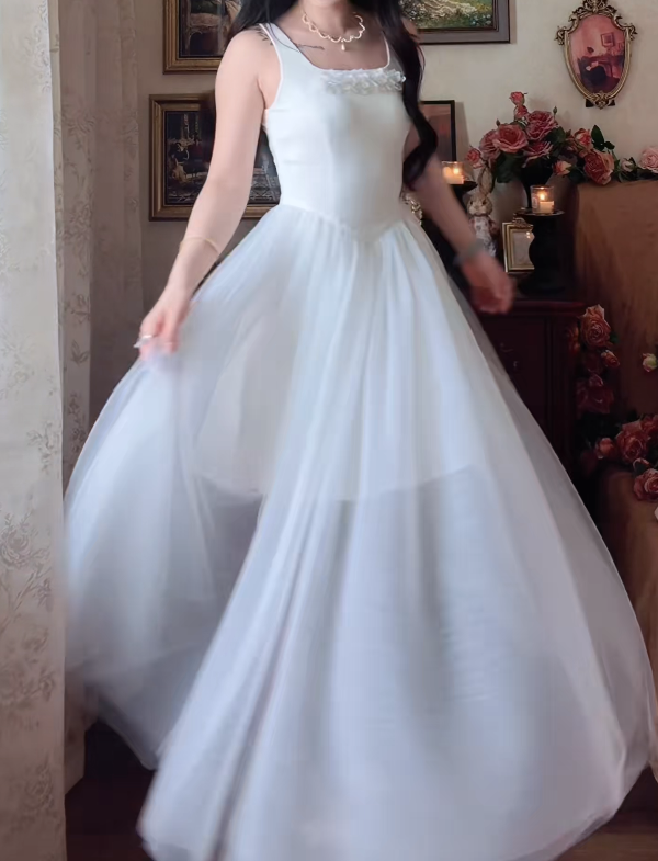 Flowy Spaghetti Strap Wedding Dress Appliques Tulle A-Line Bridal Dress GG7143