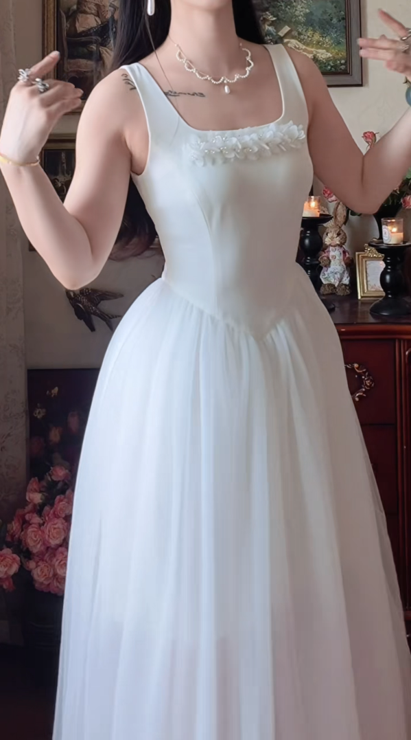 Flowy Spaghetti Strap Wedding Dress Appliques Tulle A-Line Bridal Dress GG7143