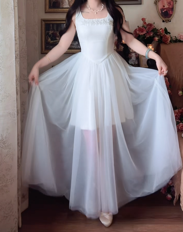 Flowy Spaghetti Strap Wedding Dress Appliques Tulle A-Line Bridal Dress GG7143