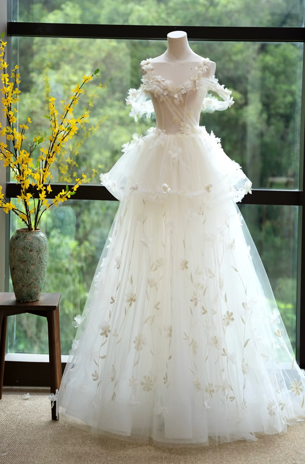 Luxurious Off-Shoulder Ivory Wedding Dress Appliques Tiered A-Line Bridal Dress GG7170