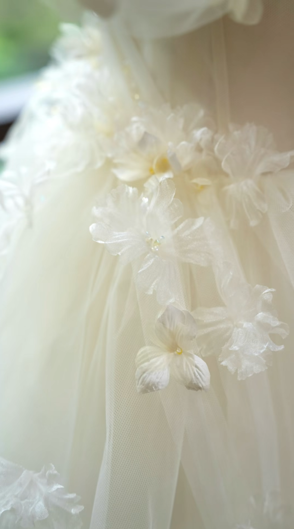 Luxurious Off-Shoulder Ivory Wedding Dress Appliques Tiered A-Line Bridal Dress GG7170