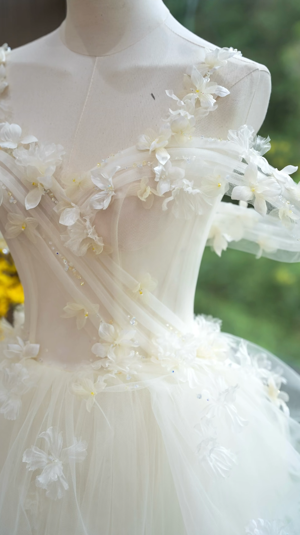 Luxurious Off-Shoulder Ivory Wedding Dress Appliques Tiered A-Line Bridal Dress GG7170