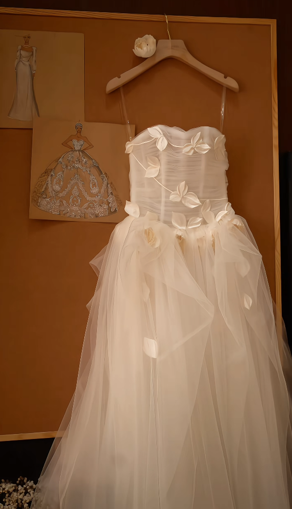 Glam Strapless Appliques Wedding Dress Tulle A-Line Bridal Dress GG7174