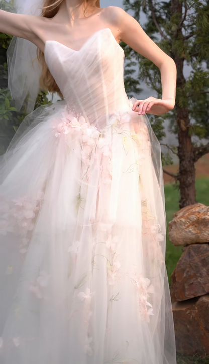 Lovely Strapless Wedding Dress Appliques Tulle A-Line Bridal Dress GG7193