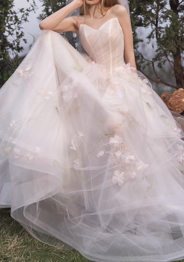 Lovely Strapless Wedding Dress Appliques Tulle A-Line Bridal Dress GG7193