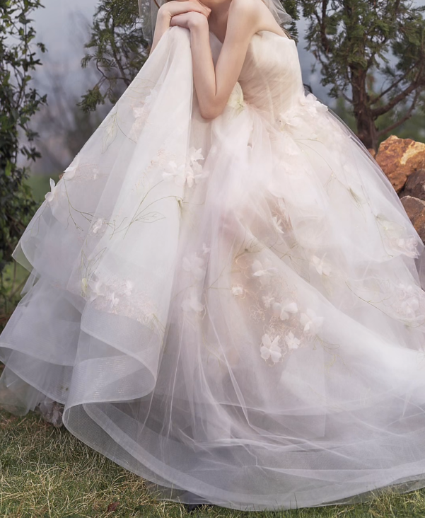 Lovely Strapless Wedding Dress Appliques Tulle A-Line Bridal Dress GG7193