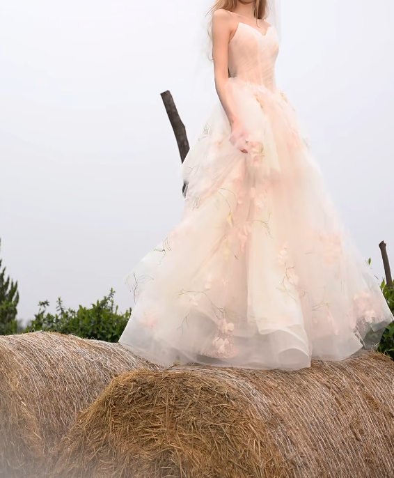 Lovely Strapless Wedding Dress Appliques Tulle A-Line Bridal Dress GG7193