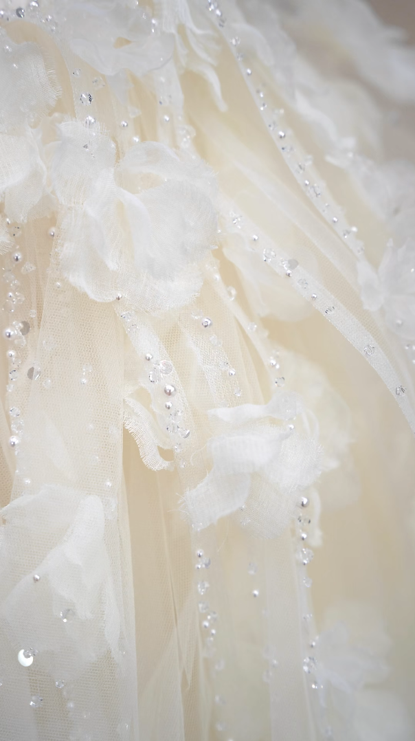 Trendy Strapless Appliques Wedding Dress Ruffles White A-Line Bridal Dress GG7207