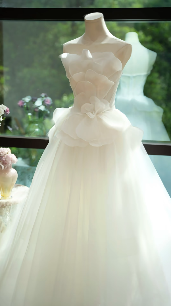 Alluring Strapless Wedding Dress Petal Tulle A-Line Bridal Dress GG7224