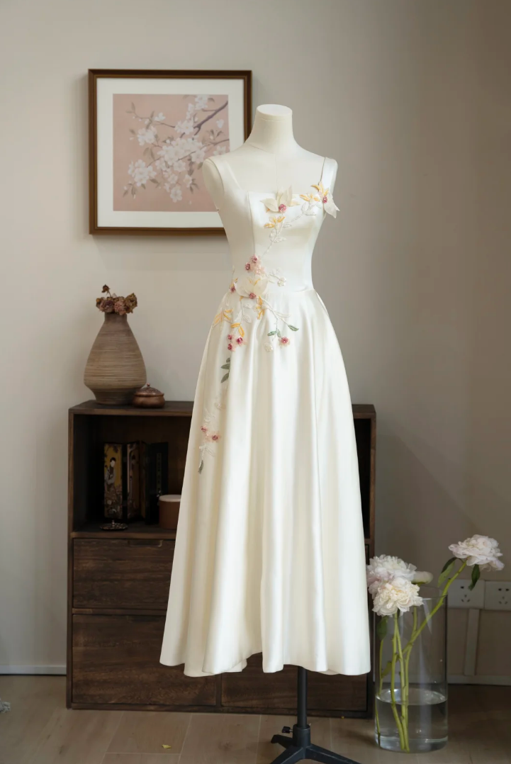 Classical Spaghetti Straps Wedding Dress Satin Floral Sequins A-Line Bridal Dress GG7231