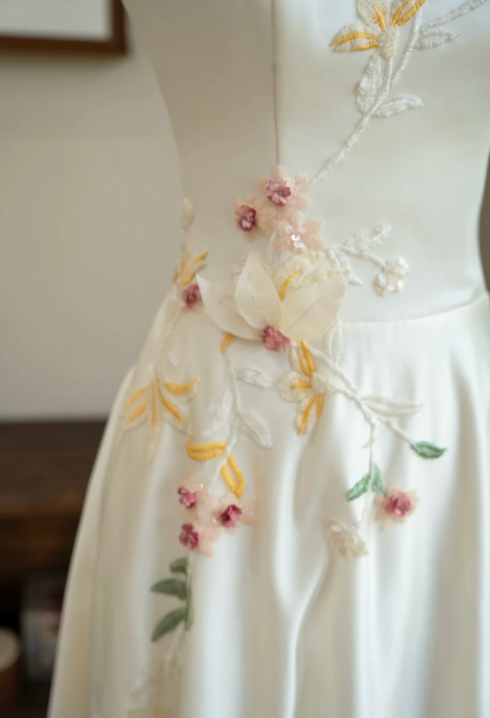 Classical Spaghetti Straps Wedding Dress Satin Floral Sequins A-Line Bridal Dress GG7231