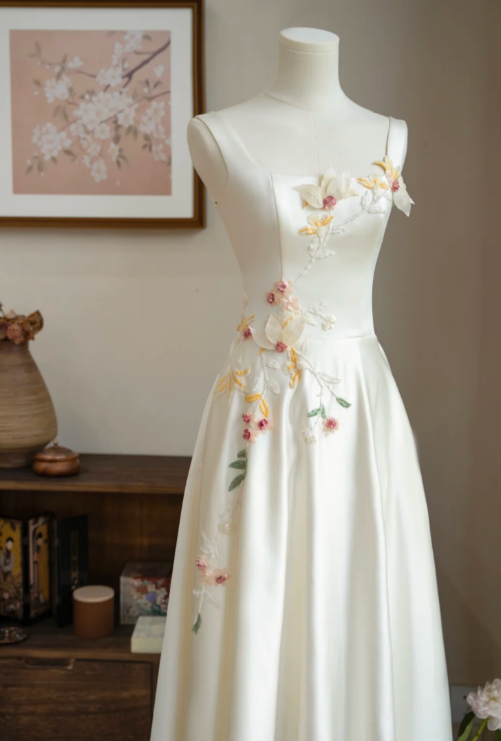 Classical Spaghetti Straps Wedding Dress Satin Floral Sequins A-Line Bridal Dress GG7231