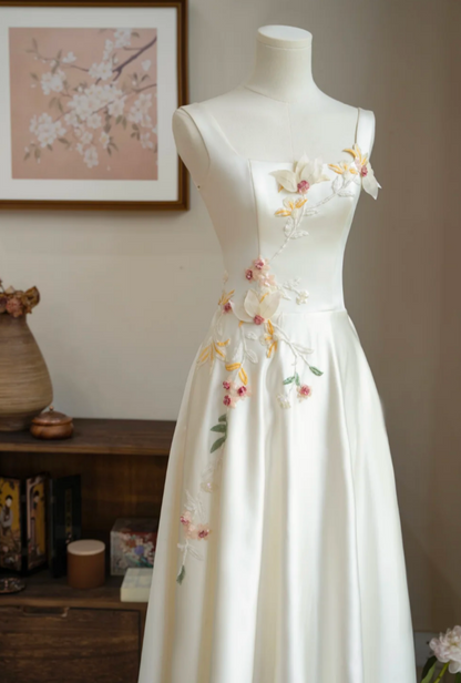 Classical Spaghetti Straps Wedding Dress Satin Floral Sequins A-Line Bridal Dress GG7231