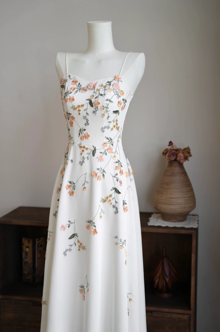 Lovely Spaghetti Straps Satin Wedding Dress Appliques A-Line Bridal Dress GG7232