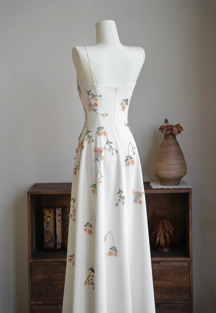 Lovely Spaghetti Straps Satin Wedding Dress Appliques A-Line Bridal Dress GG7232