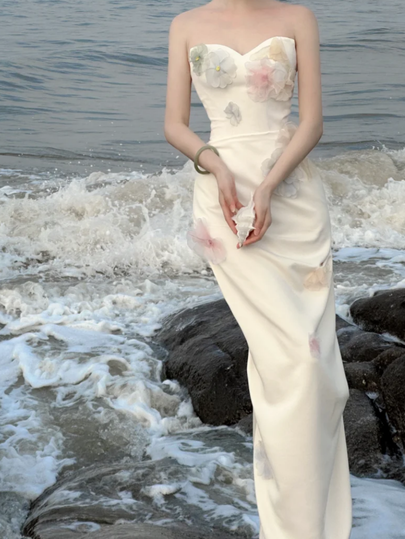 Alluring Strapless Wedding Dress Appliques Sheath Bridal Dress GG7235