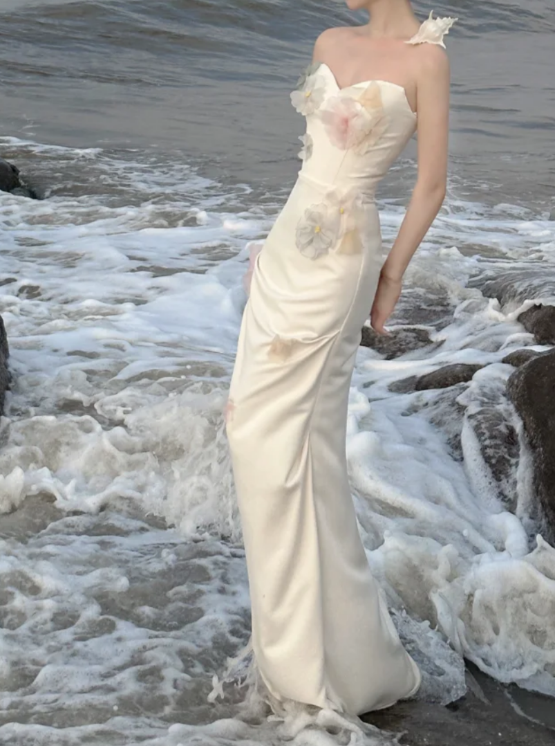 Alluring Strapless Wedding Dress Appliques Sheath Bridal Dress GG7235