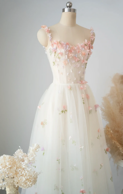 Enchanting Spaghetti Straps Wedding Dress Appliques Tulle A-Line Bridal Dress GG7240