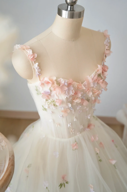 Enchanting Spaghetti Straps Wedding Dress Appliques Tulle A-Line Bridal Dress GG7240