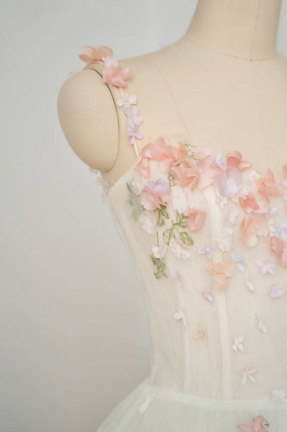 Enchanting Spaghetti Straps Wedding Dress Appliques Tulle A-Line Bridal Dress GG7240