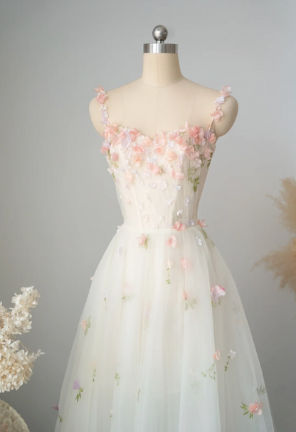 Enchanting Spaghetti Straps Wedding Dress Appliques Tulle A-Line Bridal Dress GG7240