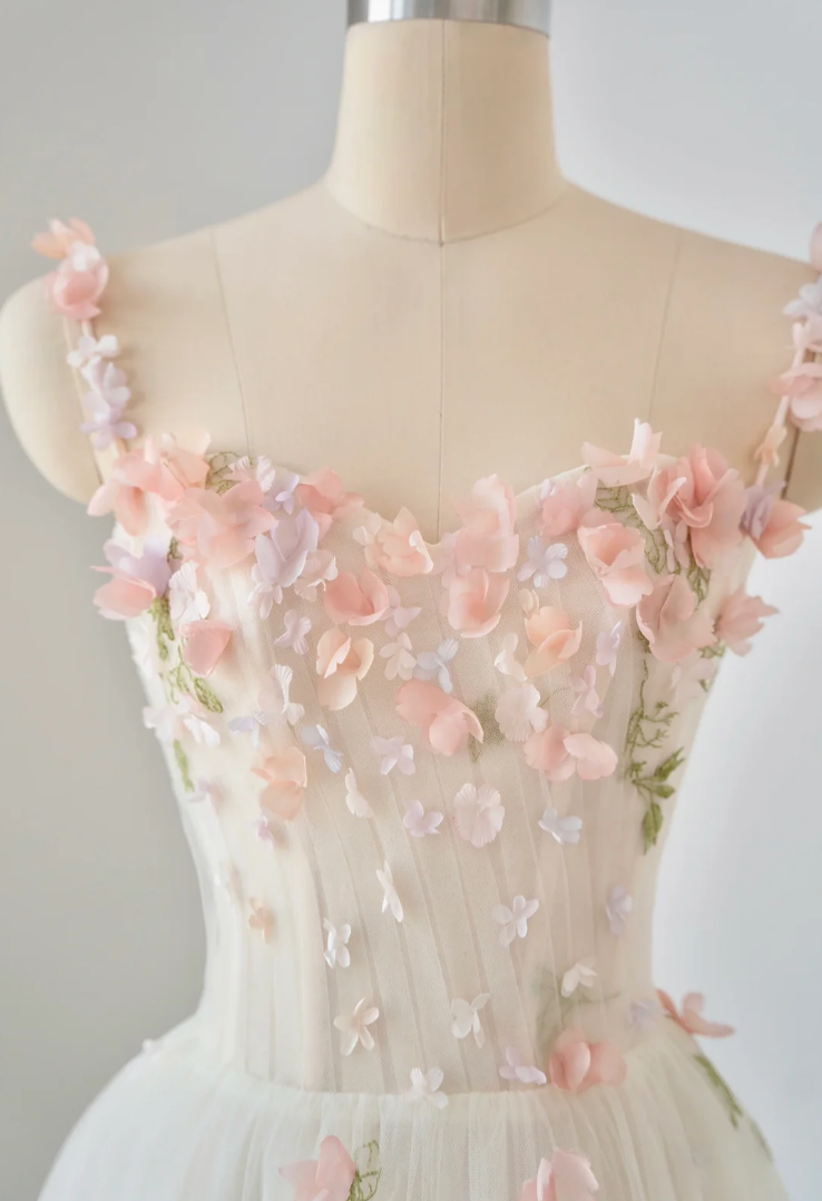 Enchanting Spaghetti Straps Wedding Dress Appliques Tulle A-Line Bridal Dress GG7240