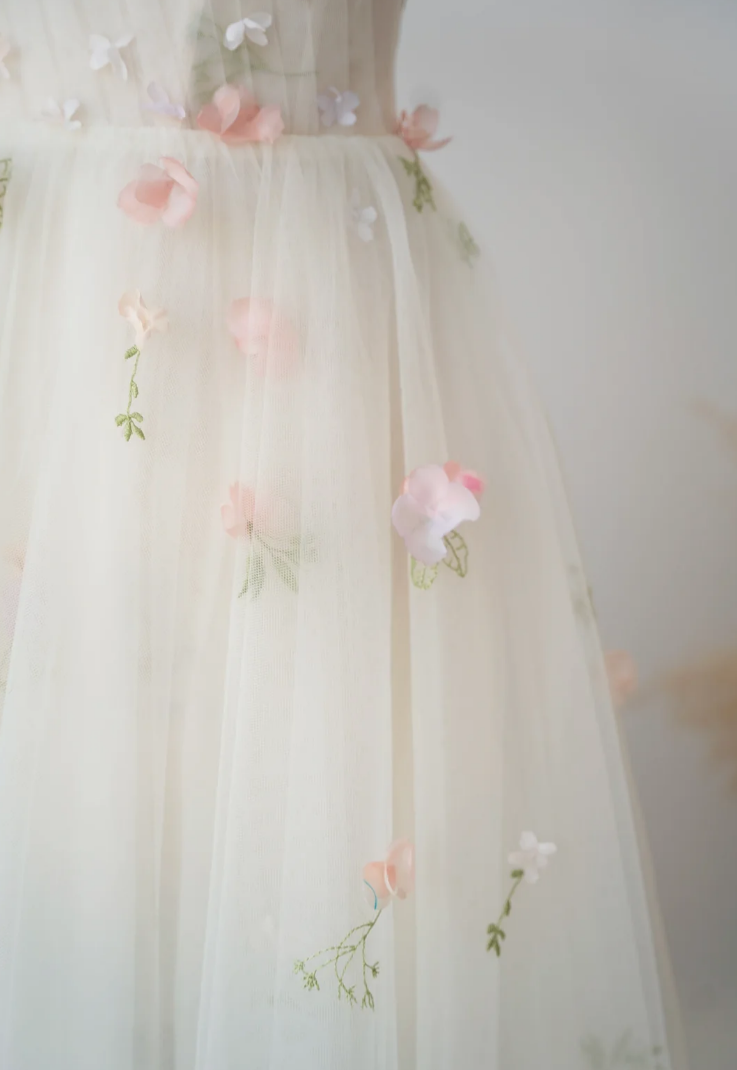 Enchanting Spaghetti Straps Wedding Dress Appliques Tulle A-Line Bridal Dress GG7240
