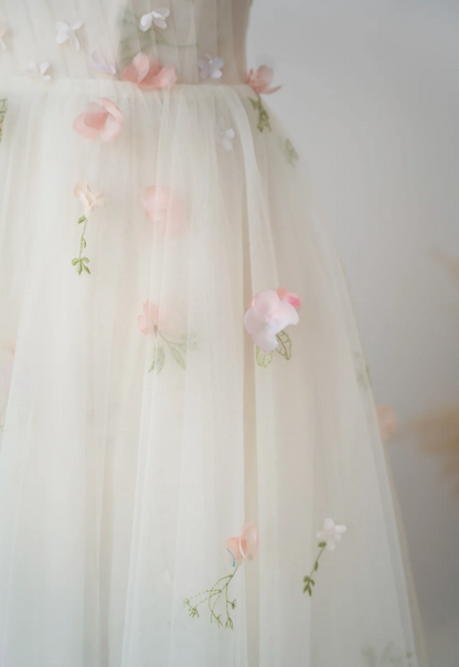 Enchanting Spaghetti Straps Wedding Dress Appliques Tulle A-Line Bridal Dress GG7240