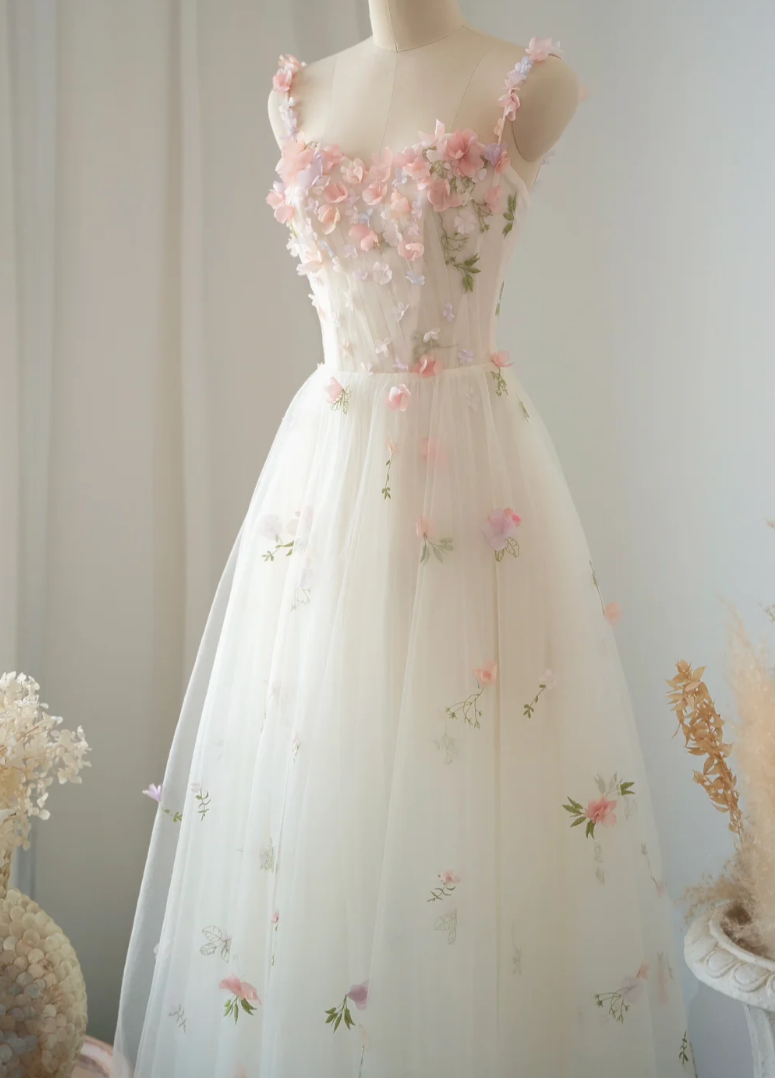 Enchanting Spaghetti Straps Wedding Dress Appliques Tulle A-Line Bridal Dress GG7240