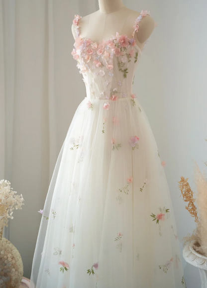Enchanting Spaghetti Straps Wedding Dress Appliques Tulle A-Line Bridal Dress GG7240