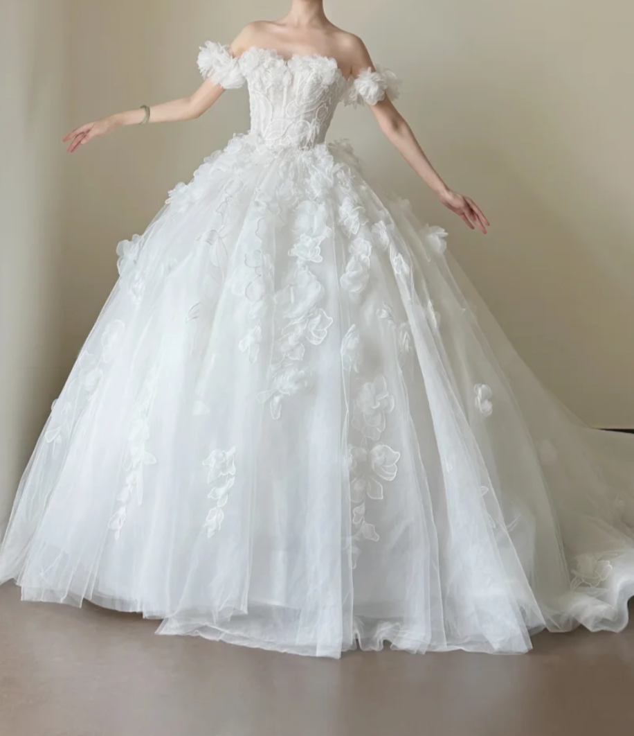 Romantic White Wedding Dress Appliques Tulle A-Line Bridal Dress GG7250