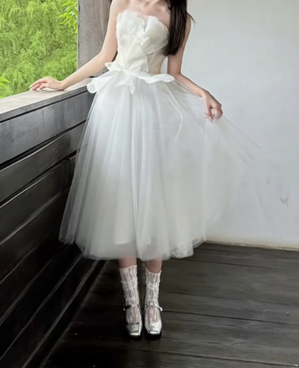 Elegant Strapless White Wedding Dress Petals Tulle A-Line Bridal Dress GG7257