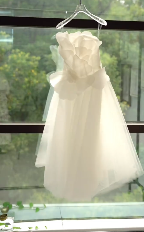 Elegant Strapless White Wedding Dress Petals Tulle A-Line Bridal Dress GG7257