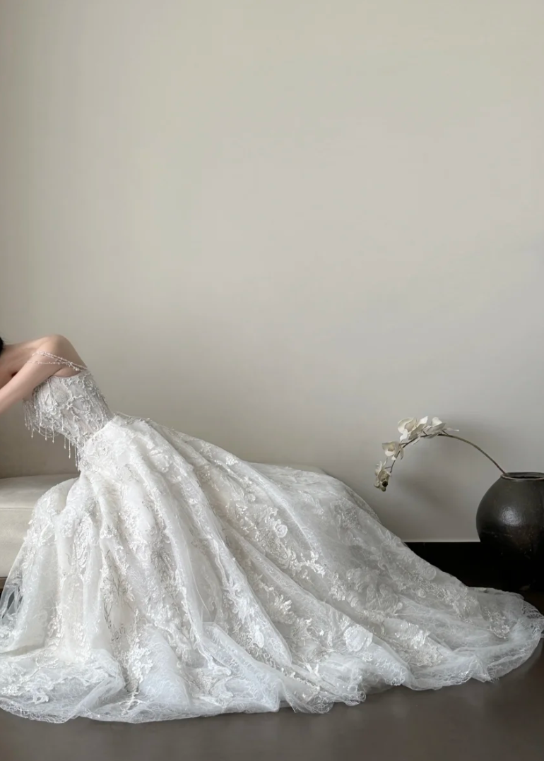 Enchanting Off-Shoulder Wedding Dress Beading Appliques A-Line Bridal Dress GG7265