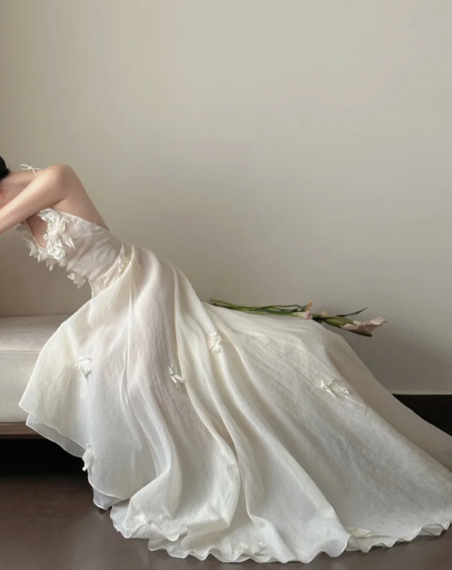 Flowy Halter Neck Wedding Dress Backless Appliques A-Line Bridal Dress GG7268