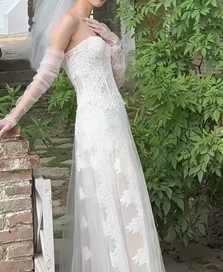 Playful Strapless Wedding Dress Appliques Lace A-Line Bridal Dress GG7295