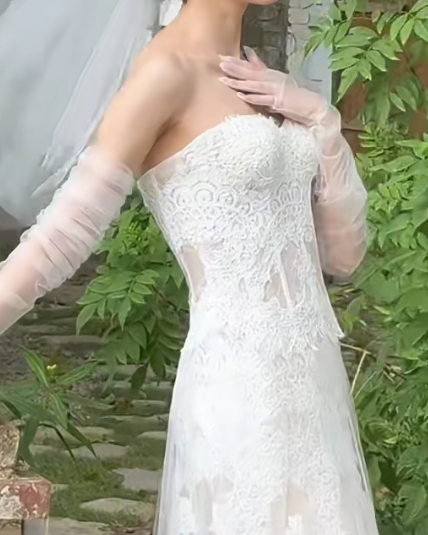 Playful Strapless Wedding Dress Appliques Lace A-Line Bridal Dress GG7295