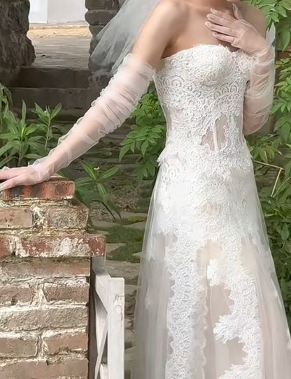 Playful Strapless Wedding Dress Appliques Lace A-Line Bridal Dress GG7295