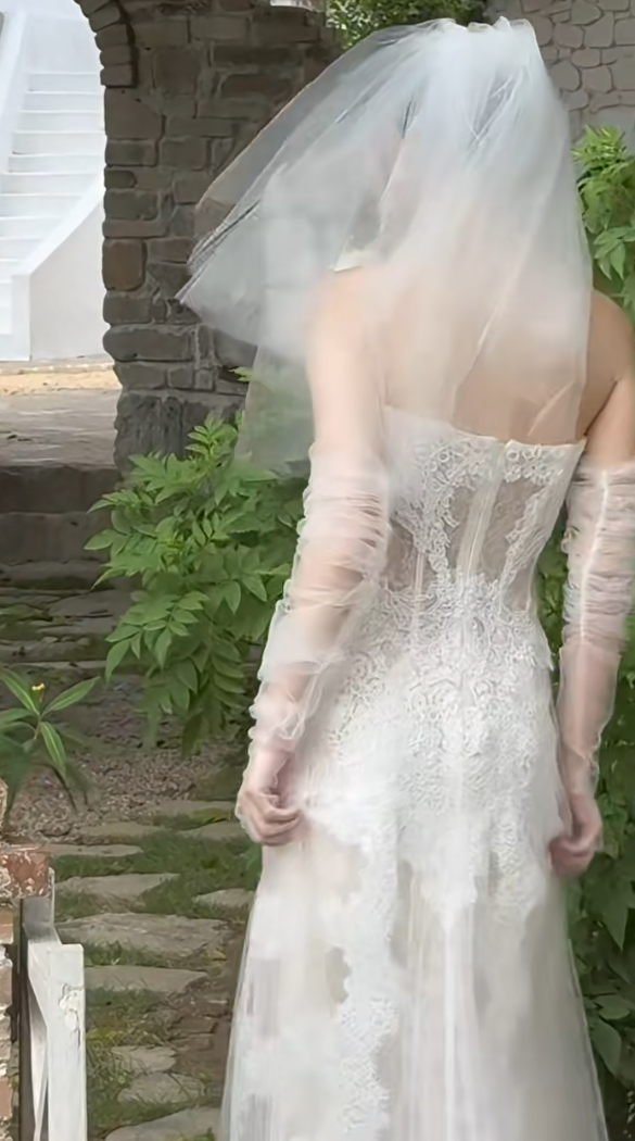 Playful Strapless Wedding Dress Appliques Lace A-Line Bridal Dress GG7295