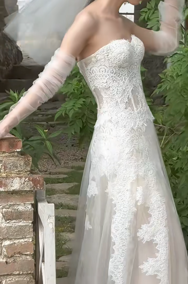 Playful Strapless Wedding Dress Appliques Lace A-Line Bridal Dress GG7295
