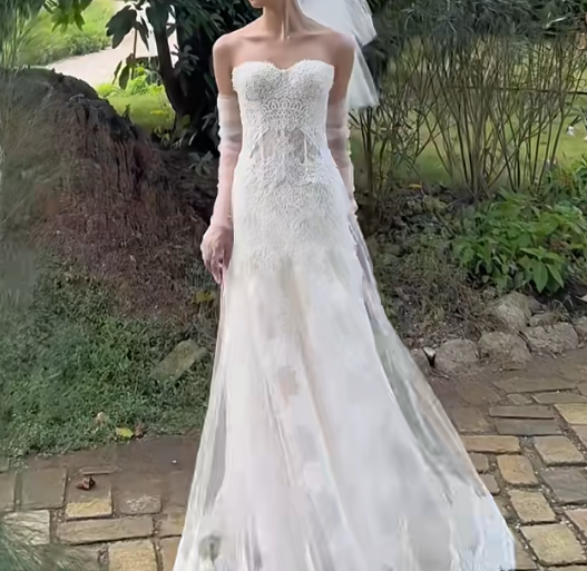 Playful Strapless Wedding Dress Appliques Lace A-Line Bridal Dress GG7295