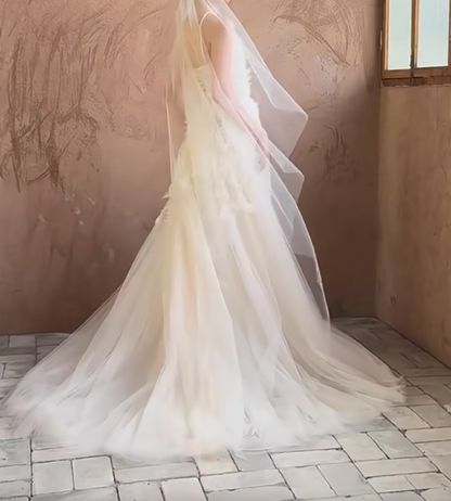 Fascinating Halter Neck Wedding Dress Appliques Tulle A-Line Bridal Dress GG7296