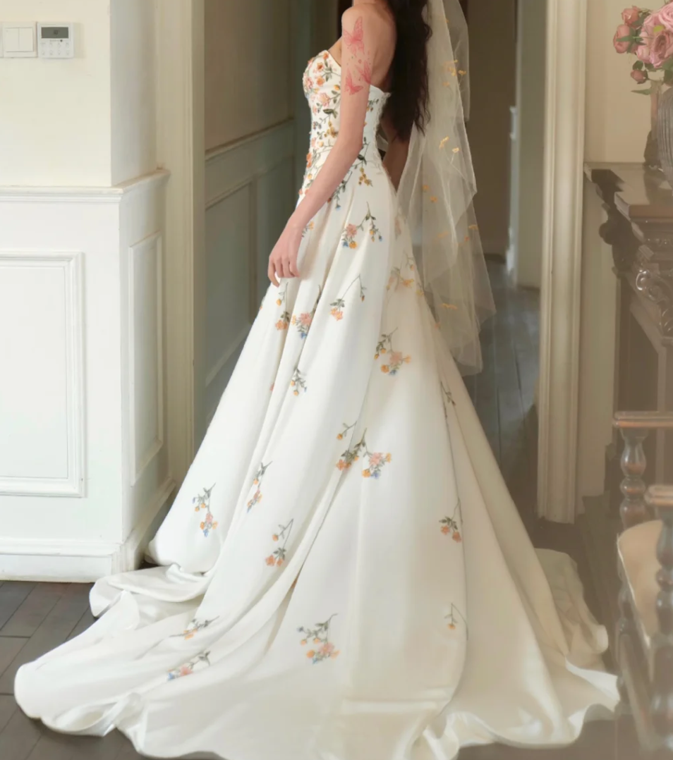 Fascinating Strapless Wedding Dress Appliques A-Line Bridal Dress GG7331