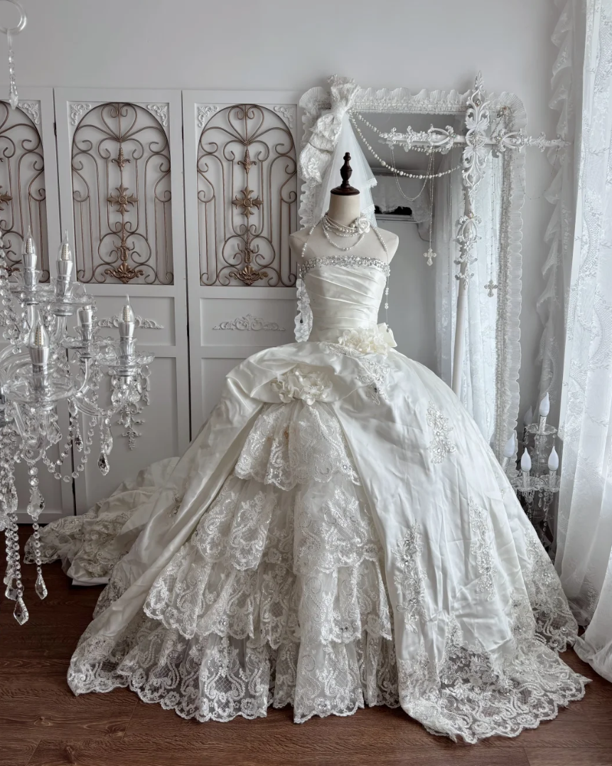 Alluring Strapless Beaded Wedding Dress Appliques Bows A-Line Bridal Dress GG7344
