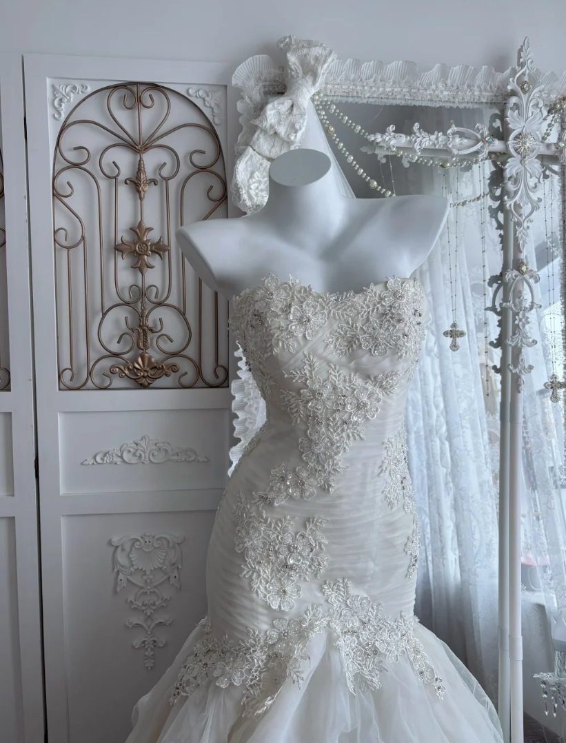 Ornate Strapless Beaded Wedding Dress Appliques Tiered Mermaid Bridal Dress GG7345
